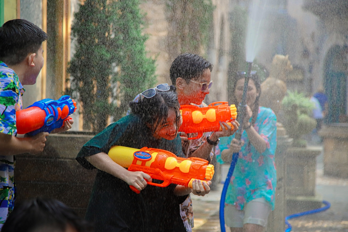 Lễ hội té nước Happy Songkran đậm chất Thái Lan lần đầu tiên diễn ra tại Sun World Ba Na Hills
