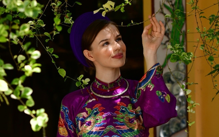 Cô gái Belarus thu hút sự chú ý của cộng đồng mạng Việt Nam với vẻ đẹp nổi bật, chiều cao 1m83 và dáng vóc hoàn hảo