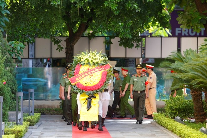 Công an Hà Nội dâng hương tưởng nhớ, tri ân các anh hùng liệt sỹ