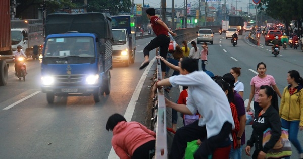 Trèo dải phân cách để qua đường có bị xử phạt không