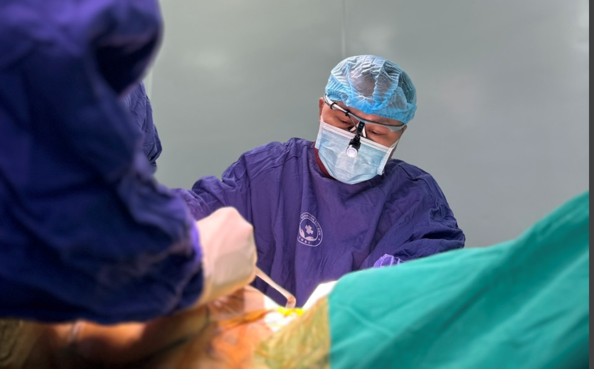Người phụ nữ ở TP HCM nhập viện cấp cứu ngay trong đêm sau cắt bọng mắt