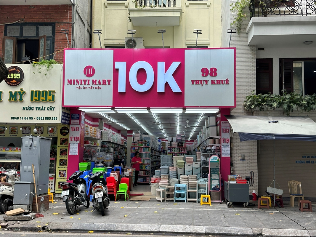 MINITI MART 10K – Ngang nhiên bày bán hàng không rõ nguồn gốc xuất xứ