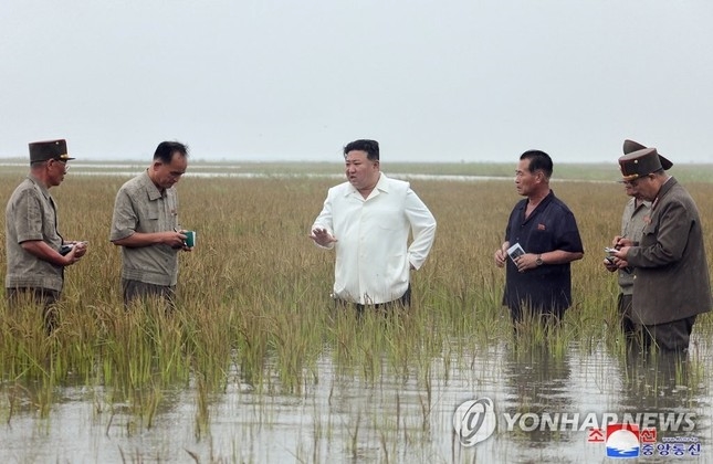 Triều Tiên Ông Kim Jong-un thị sát vùng lũ lụt, chỉ trích các quan chức cấp cao vô trách nhiệm