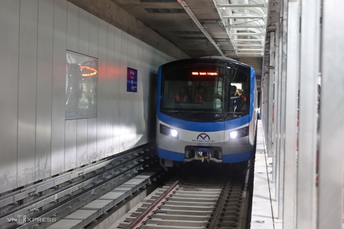 Metro số 1 lần đầu chở khách qua ba ga ngầm