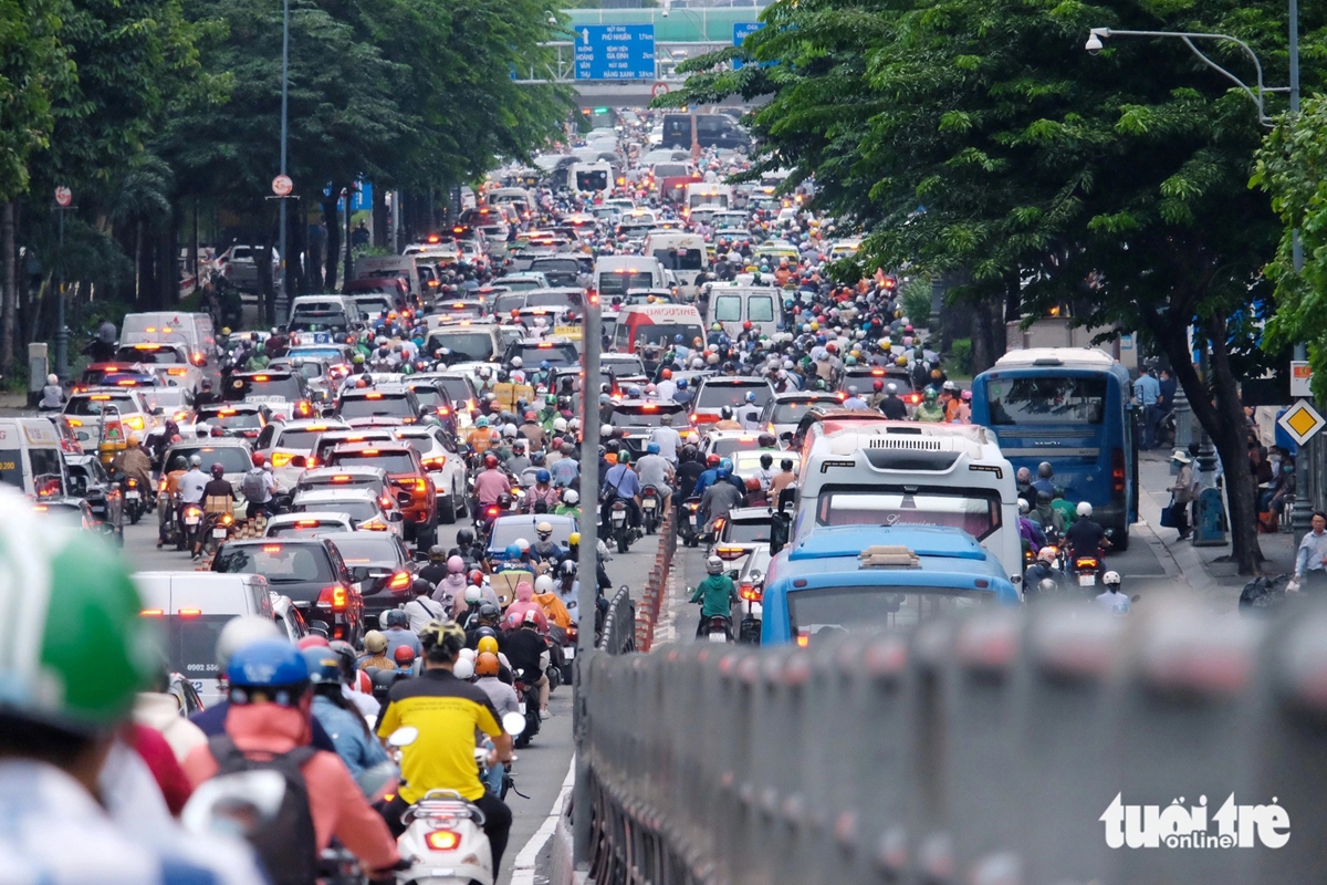 Người dân đổ về quê nghỉ lễ, nhiều tuyến đường ra cửa ngõ TP HCM, Hà Nội ùn tắc kéo dài