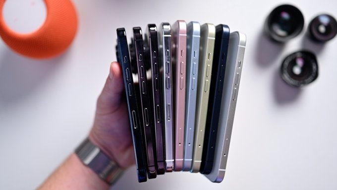 Mô hình iPhone 15 với 9 màu
