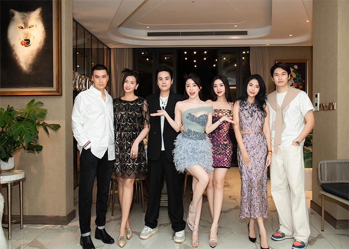 Quỳnh Nga xinh đẹp trong tiệc sinh nhật tổ chức cùng Việt Anh