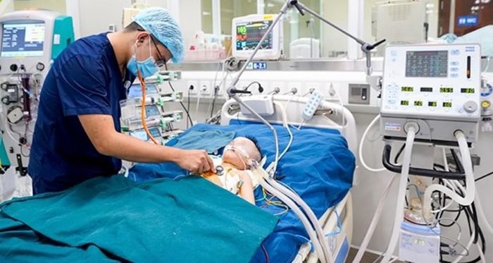Bé gái nguy kịch vì nhiễm khuẩn huyết từ nốt nhọt sau gáy