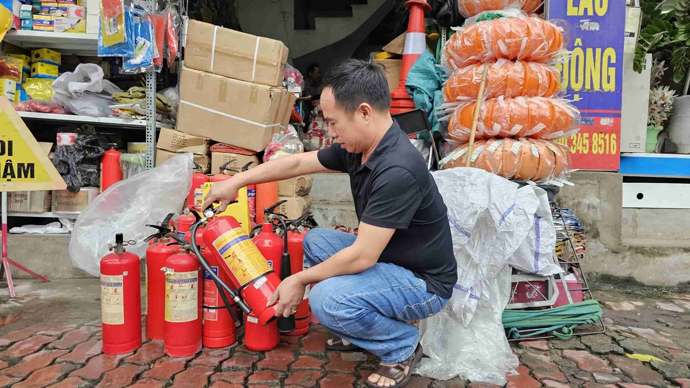 Thang dây, mặt nạ chống khói đắt hàng sau vụ cháy chung cư mini tại Hà Nội