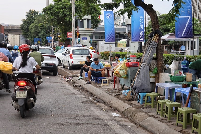 Hà Nội Hàng quán lấn chiếm vỉa hè gây mất ATGT trên đường Ngọc Hồi