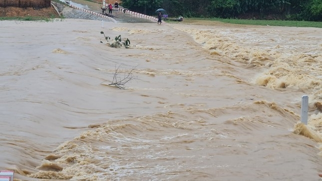 Mưa lớn, nước dâng ngập đường khiến hàng trăm hộ dân bị chia cắt