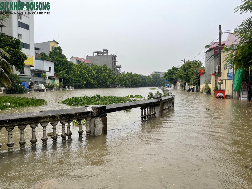 Hà Nội nước ngập mênh mông, người dân chèo thuyền trên phố