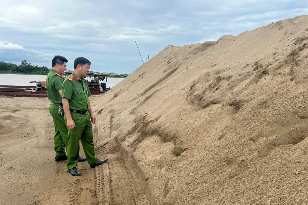 Quảng Bình Công ty Hoàng Phúc thuê người khai thác gần 2000m3 cát trái phép