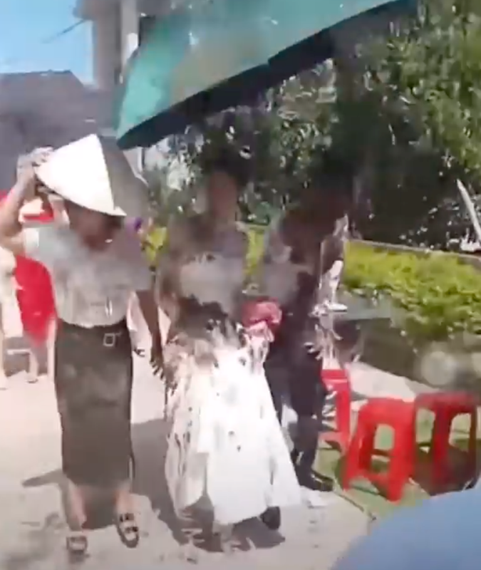 Cô dâu bị người yêu cũ của chú rể tạt bùn vào mặt trong ngày cưới