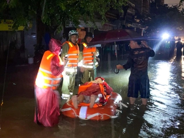 Đà Nẵng mưa gây ngập sâu có nơi 2m Xuyên đêm ứng cứu, sơ tán 5 000 người dân