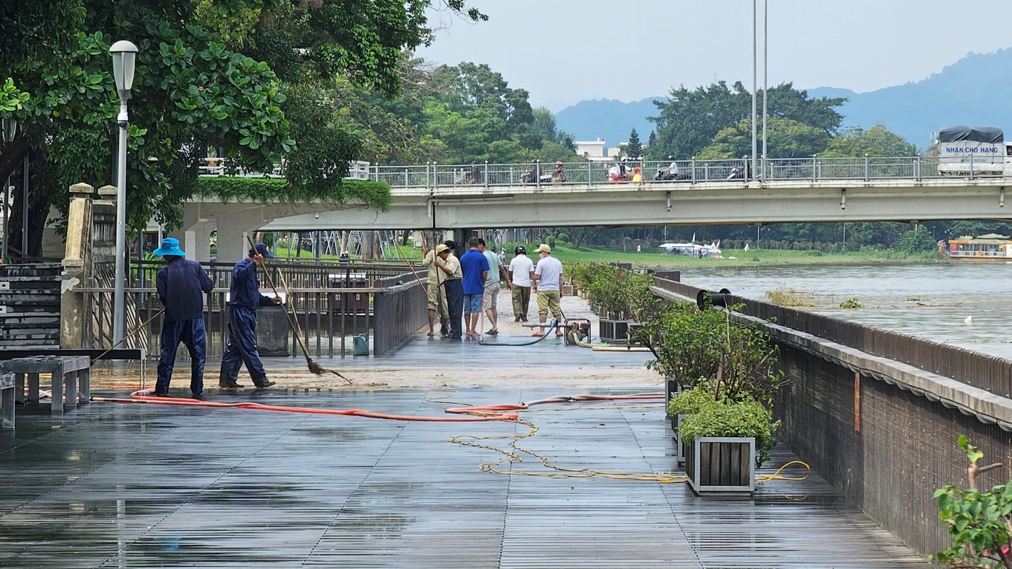 Loạt ảnh công nhân giải cứu cầu gỗ lim nổi tiếng ở Huế sau lũ