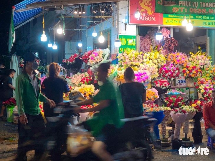 TP HCM Gần ngày 20-10, nhiều cửa hàng hoa tươi vẫn trầm lắng