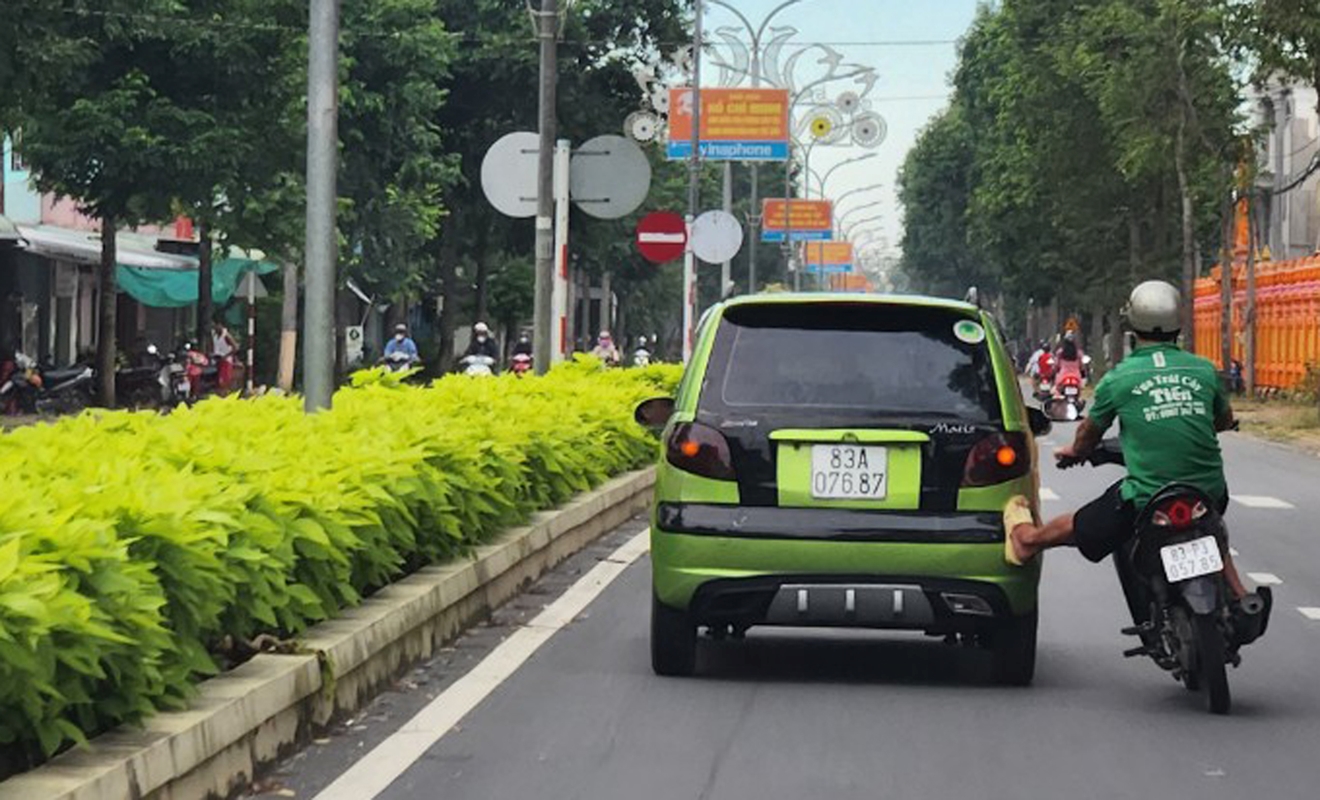 Phạt hành chính người đàn ông vì cứu hộ xe hơi không đúng cách