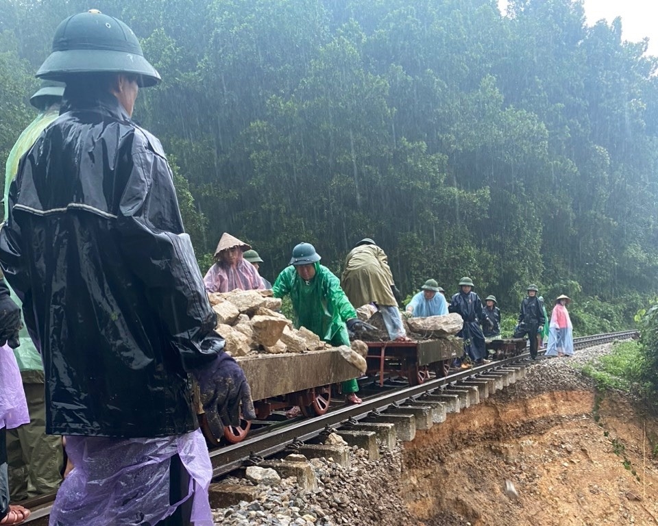 Trắng đêm vá đường sắt Bắc - Nam sau sự cố sạt lở ở Hà Tĩnh