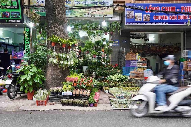 Gần 1 năm ra quân rầm rộ, vỉa hè Hà Nội vẫn bị chiếm dụng ngang nhiên