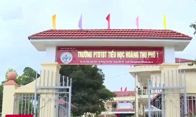 Trường bị tố cho 11 em ăn chung 2 gói mì tôm chan cơm Đình chỉ hiệu trưởng