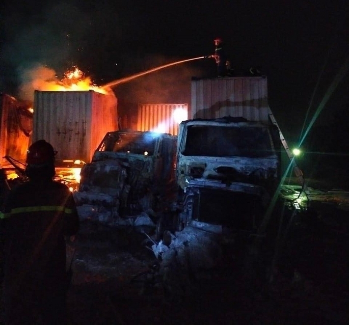 4 xe container bốc cháy ngùn ngụt gần trạm thu phí ở Hải Phòng