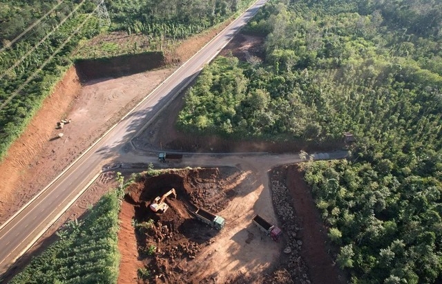 Đắk Lắk Đường ngàn tỉ ngang nhiên xài đất lậu