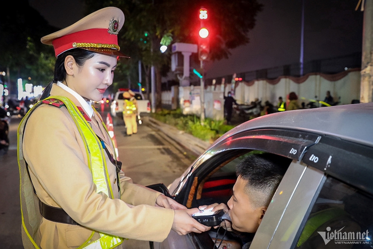 Nữ CSGT Hà Nội xuyên đêm kiểm tra vi phạm nồng độ cồn