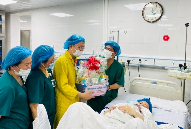Người bố trẻ xúc động chứng kiến vợ vượt cạn lúc 0 giờ ngày 1-1-2024