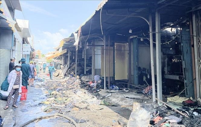 Hỗ trợ các tiểu thương bị thiệt hại trong vụ cháy chợ đồ cũ ở An Giang