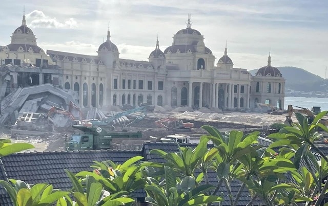 Công trình tháp chuông xây dựng ở Cảng Nha Trang bất ngờ đổ sập