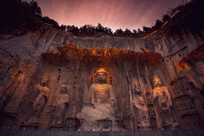 Bên trong hang đá chứa hơn 100 000 tượng Phật niên đại trên 1 500 năm, được UNESCO công nhận là di sản thế giới