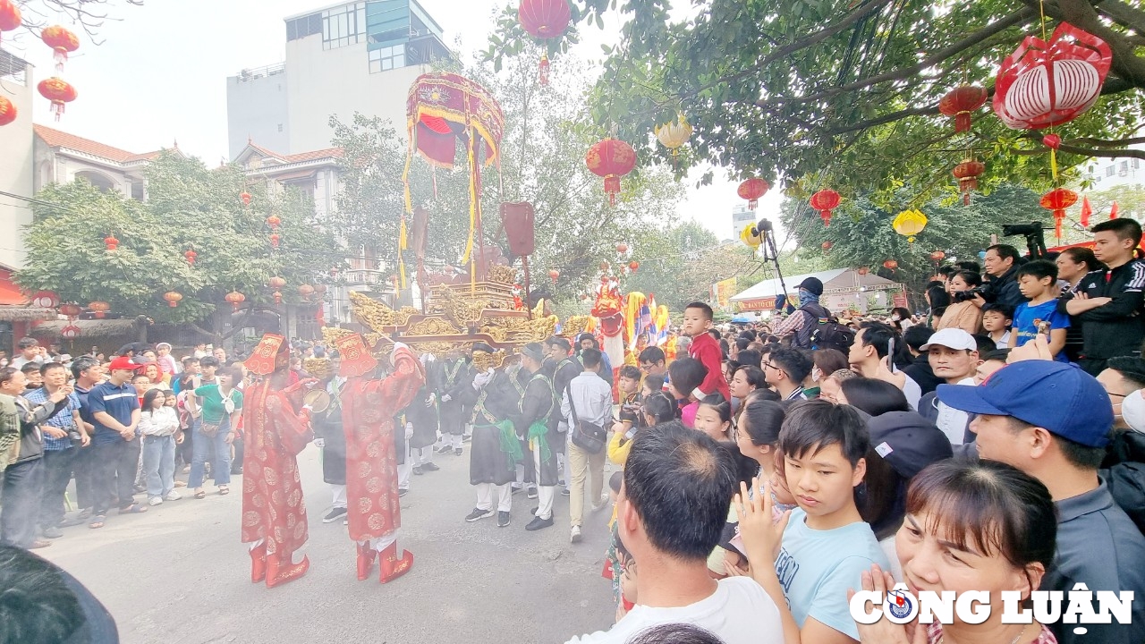 Trai làng Triều Khúc lả lơi trong điệu múa cổ “con đĩ đánh bồng”