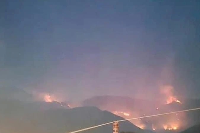 Lào Cai Lửa đã lan ra 25ha rừng Hoàng Liên, huy động gần 500 người cấp tốc chữa cháy