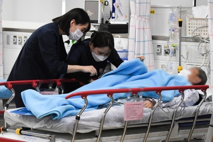 Ngành y Hàn Quốc rối loạn vì gần 9 000 bác sĩ đồng loạt xin nghỉ