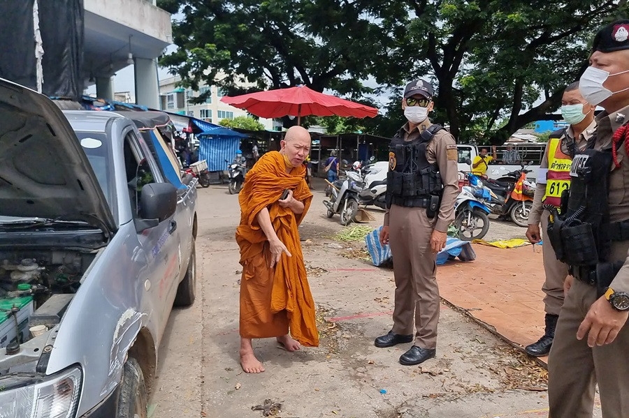 Thái Lan Nhà sư lái xe trong tình trạng say xỉn tuyên bố rằng rượu whisky giúp ông ngăn ngừa Covid-19