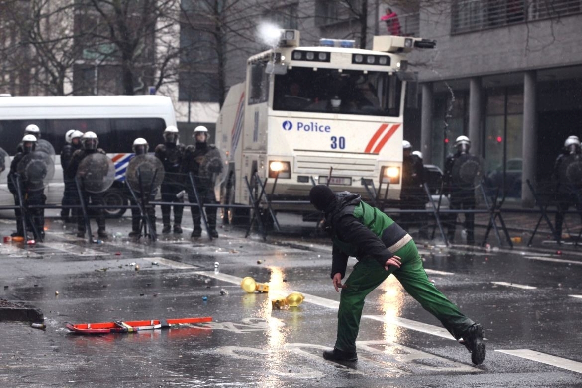Nông dân châu Âu đụng độ cảnh sát giữa trái tim EU