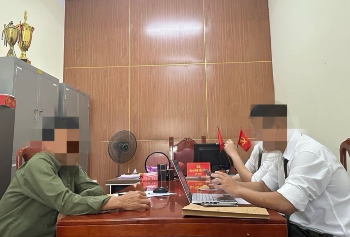 Công an huyện Bố Trạch, tỉnh Quảng Bình vừa xử phạt hành chính 1 người đàn ông có hành vi livestream trên mạng xã hội để báo chốt kiểm tra nồng độ cồn