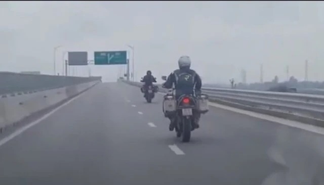 Đoàn xe môtô phân khối lớn phóng vun vút trên cao tốc
