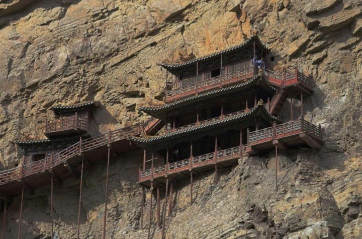 Ngôi chùa nguy hiểm nhất Trung Quốc cheo leo trên vách núi hơn 1 500 năm