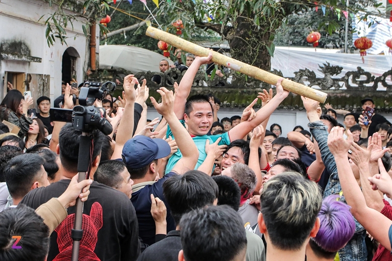 Đánh nhau đến kiệt sức trong lễ hội Giằng bông lấy may ở Hà Nội