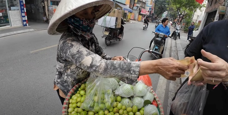 Phạt người bán hàng rong định chặt chém khách Tây 200 nghìn một túi táo nhỏ