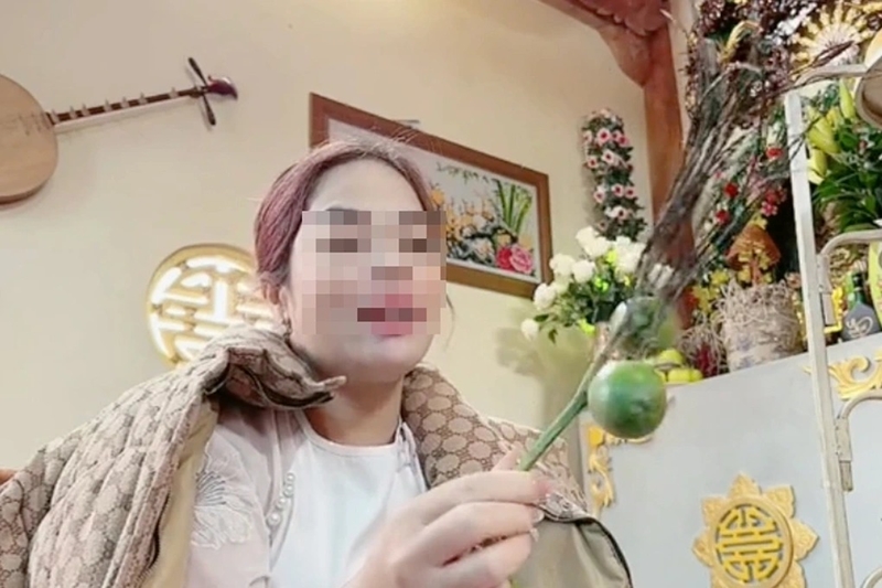 Xuất hiện cô đồng ngửi cau ở Hà Nội, hút hàng triệu lượt xem trên mạng
