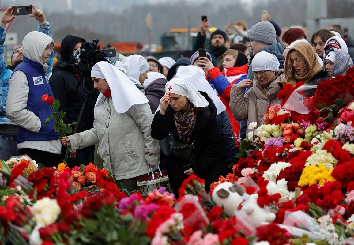 Hình ảnh người dân Nga tưởng niệm các nạn nhân trong vụ khủng bố ở Moscow