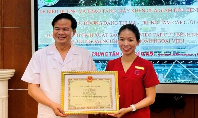 Khen thưởng điều dưỡng ép tim cứu du khách nước ngoài