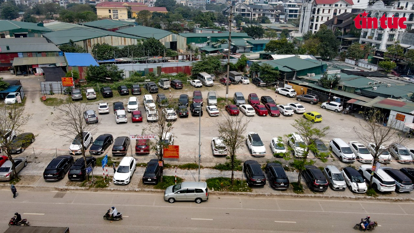 Tràn lan bãi gửi xe tại cổng Bệnh viện K Tân Triều huyện Thanh Trì