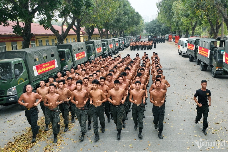 Xem 500 chiến sĩ chống khủng bố mình đồng da sắt khổ luyện