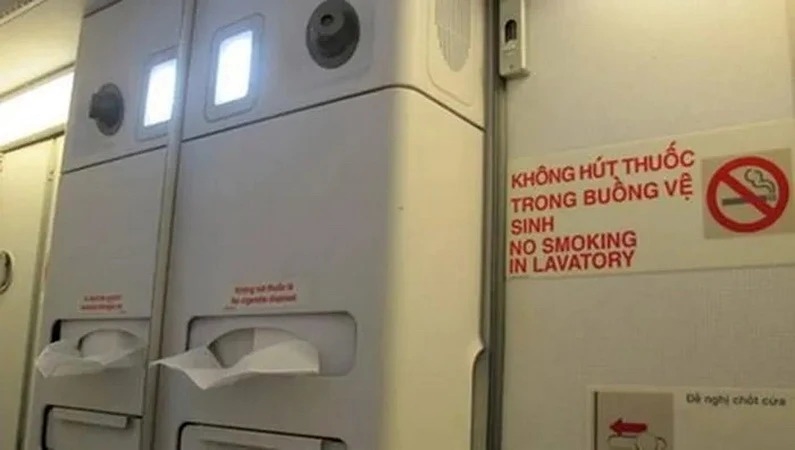 Xử phạt hành khách nước ngoài hút thuốc trong nhà vệ sinh máy bay