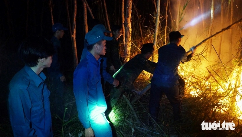 Hơn 600 người trắng đêm dập lửa gần 50 héc ta rừng vẫn đang cháy ở Cà Mau