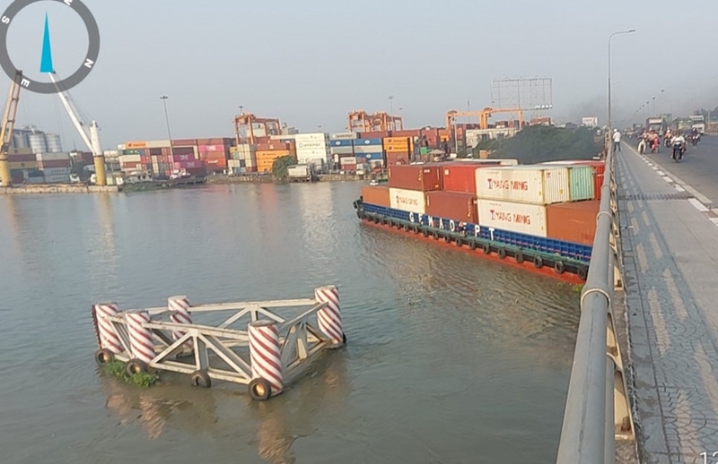 Tàu chở container có trọng tải 4 600 tấn bị kẹt dưới gầm cầu Đồng Nai